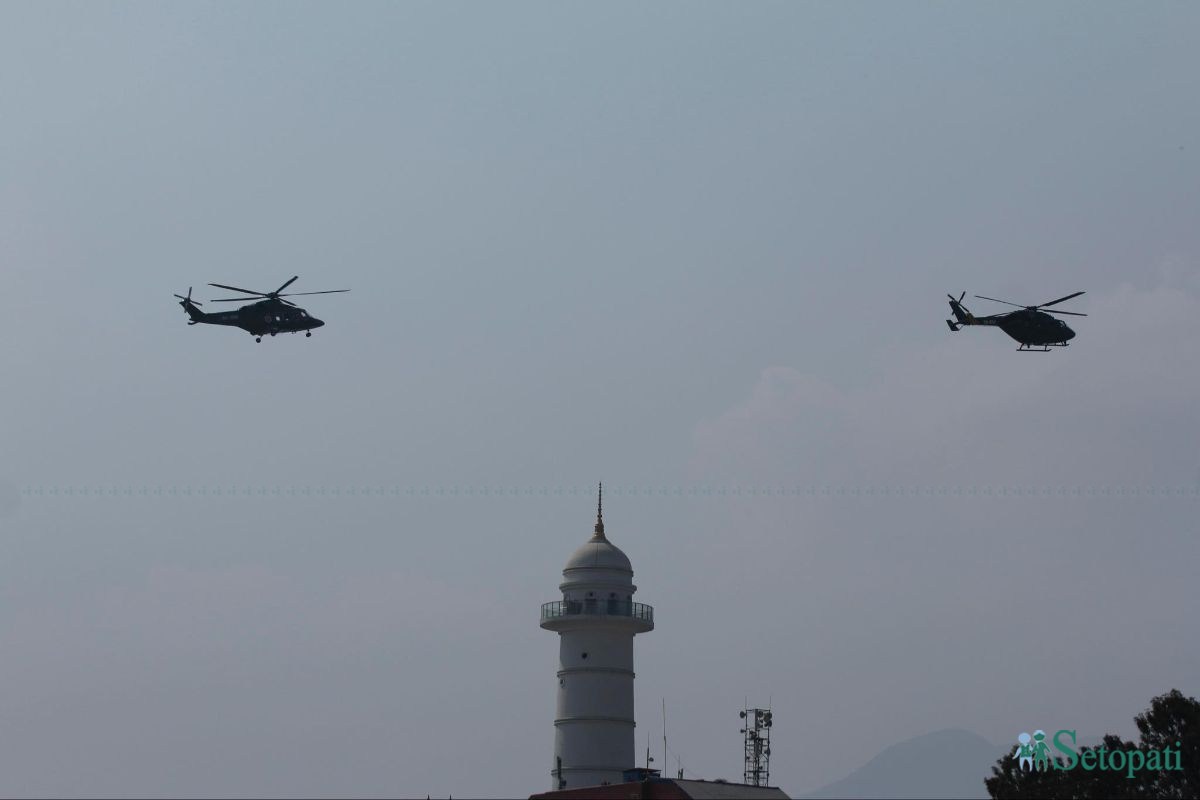 पुष्पवृष्टि गर्न हेलिकप्टर उडाउँदै नेपाली सेना। तस्बिर: नवीनबाबु गुरूङ/सेतोपाटी